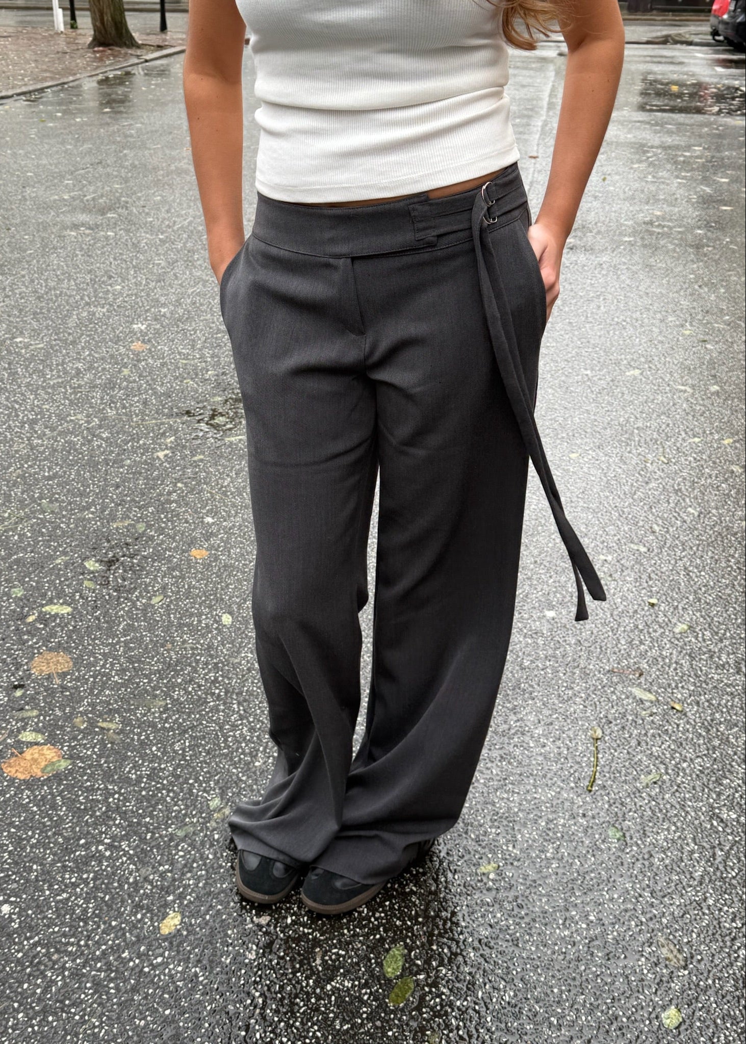 Low Waist Bukser med Spænde - Grå - ByStenholt.dk