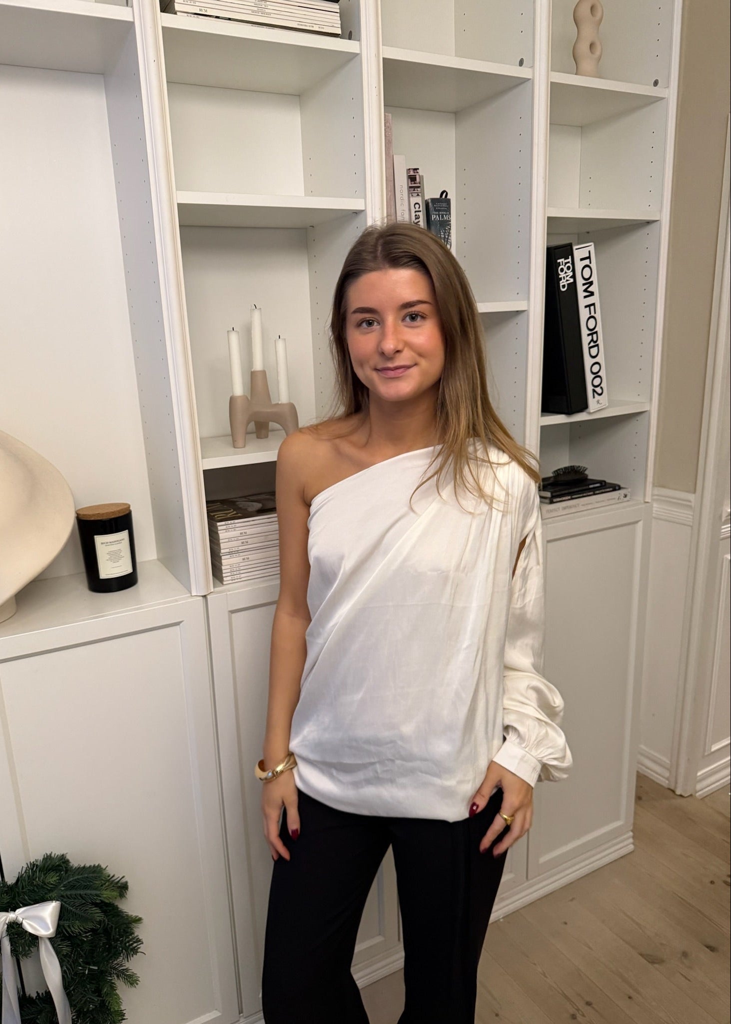 Alessa One Shoulder Bluse - Creme - ByStenholt.dk