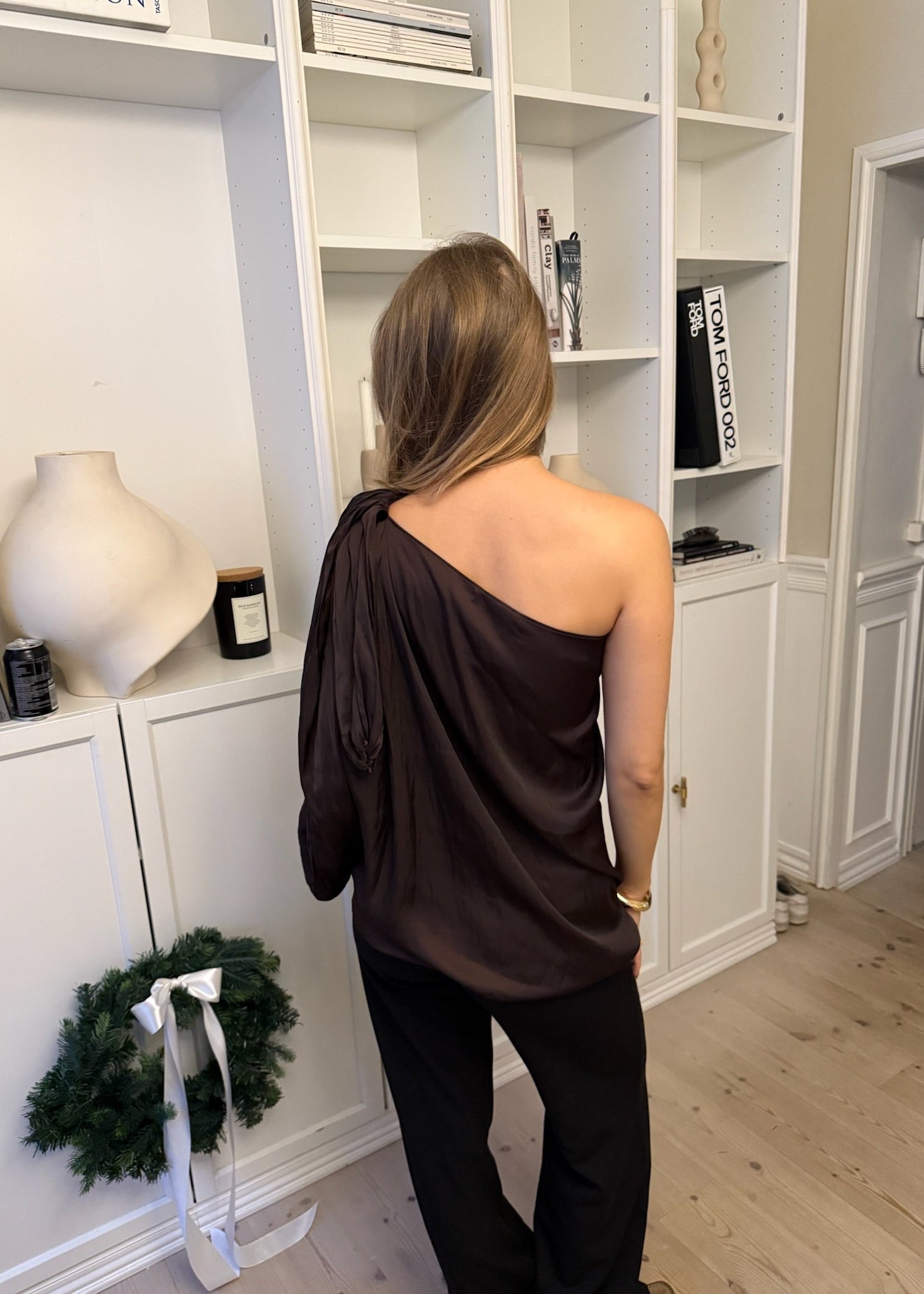 Alessa One Shoulder Bluse - Mørkebrun - ByStenholt.dk