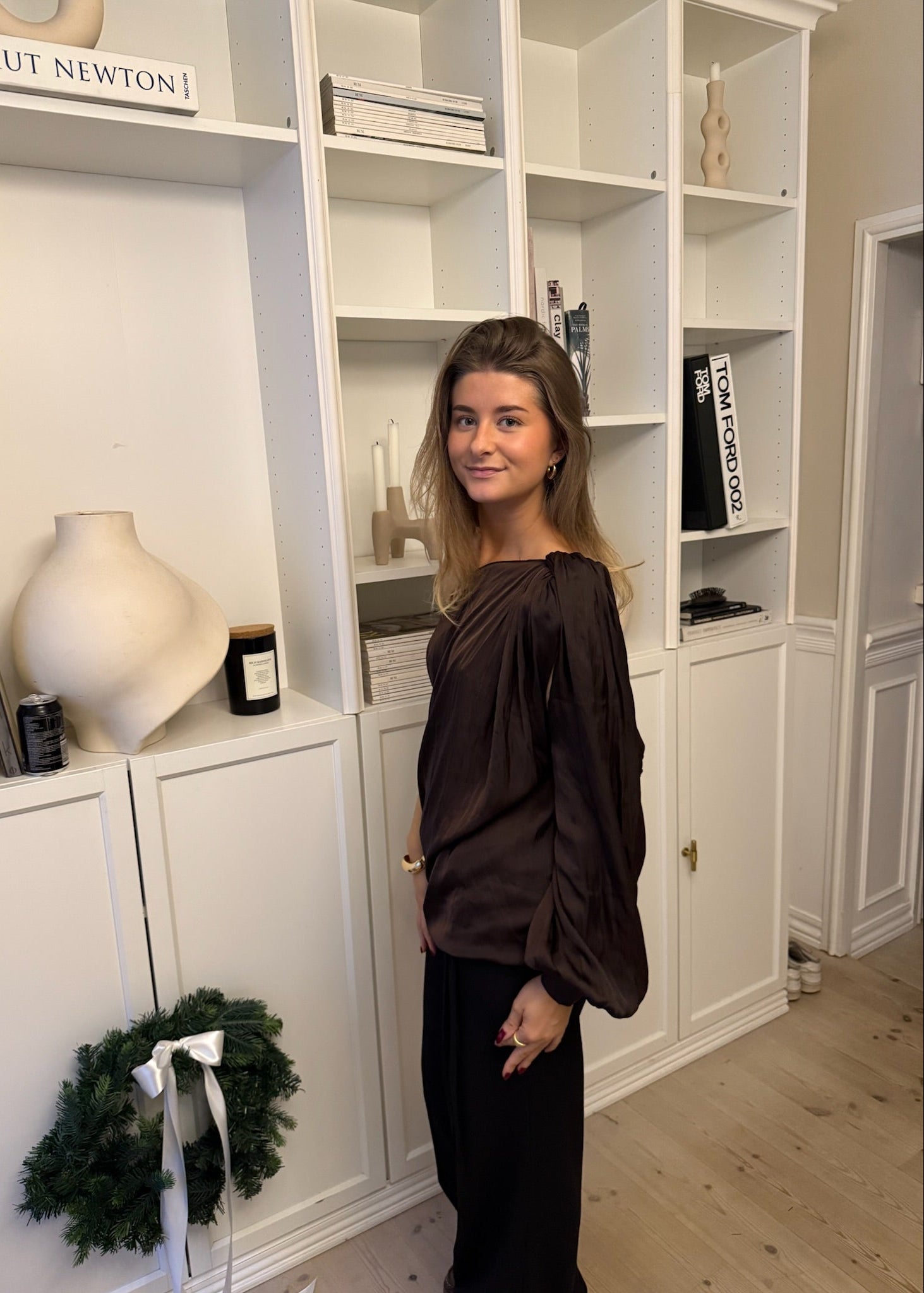 Alessa One Shoulder Bluse - Mørkebrun - ByStenholt.dk