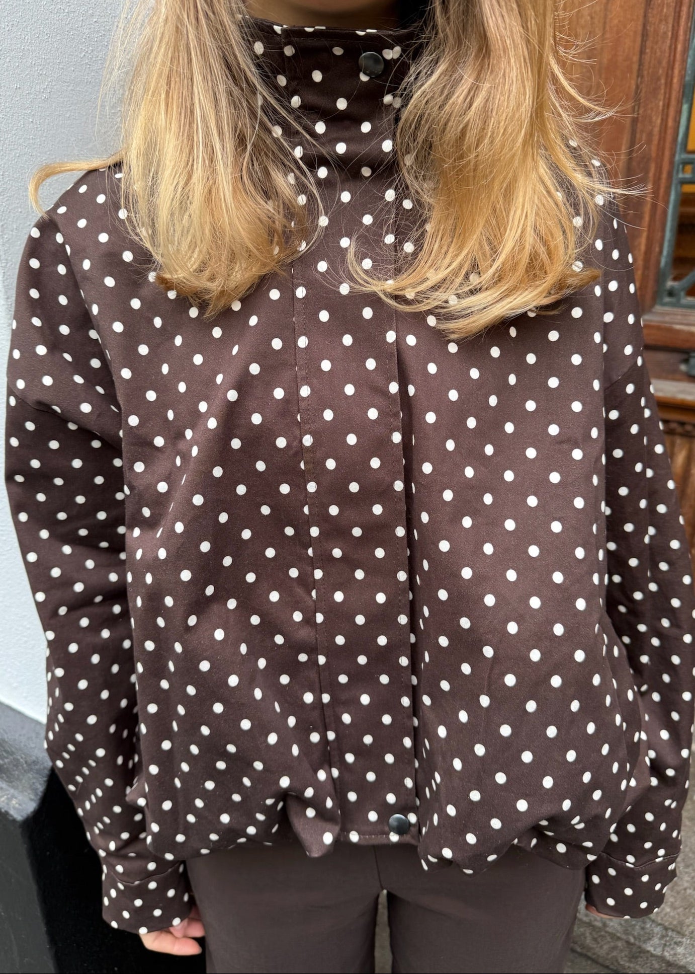 Amara Jakke med Polkaprikker - Brun/Hvid - ByStenholt.dk