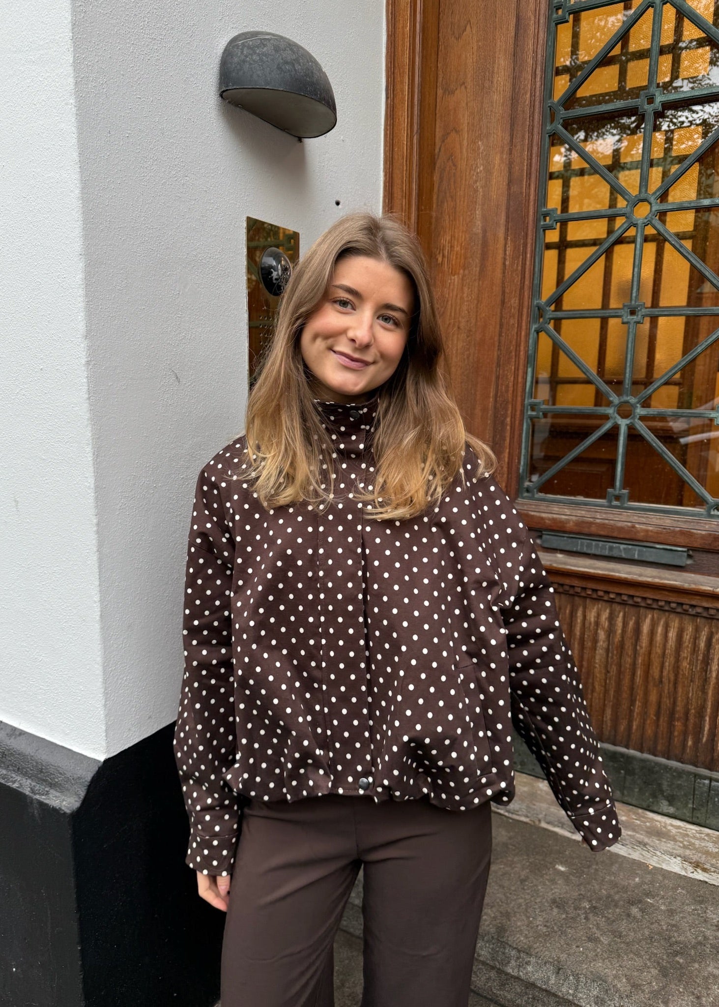 Amara Jakke med Polkaprikker - Brun/Hvid - ByStenholt.dk