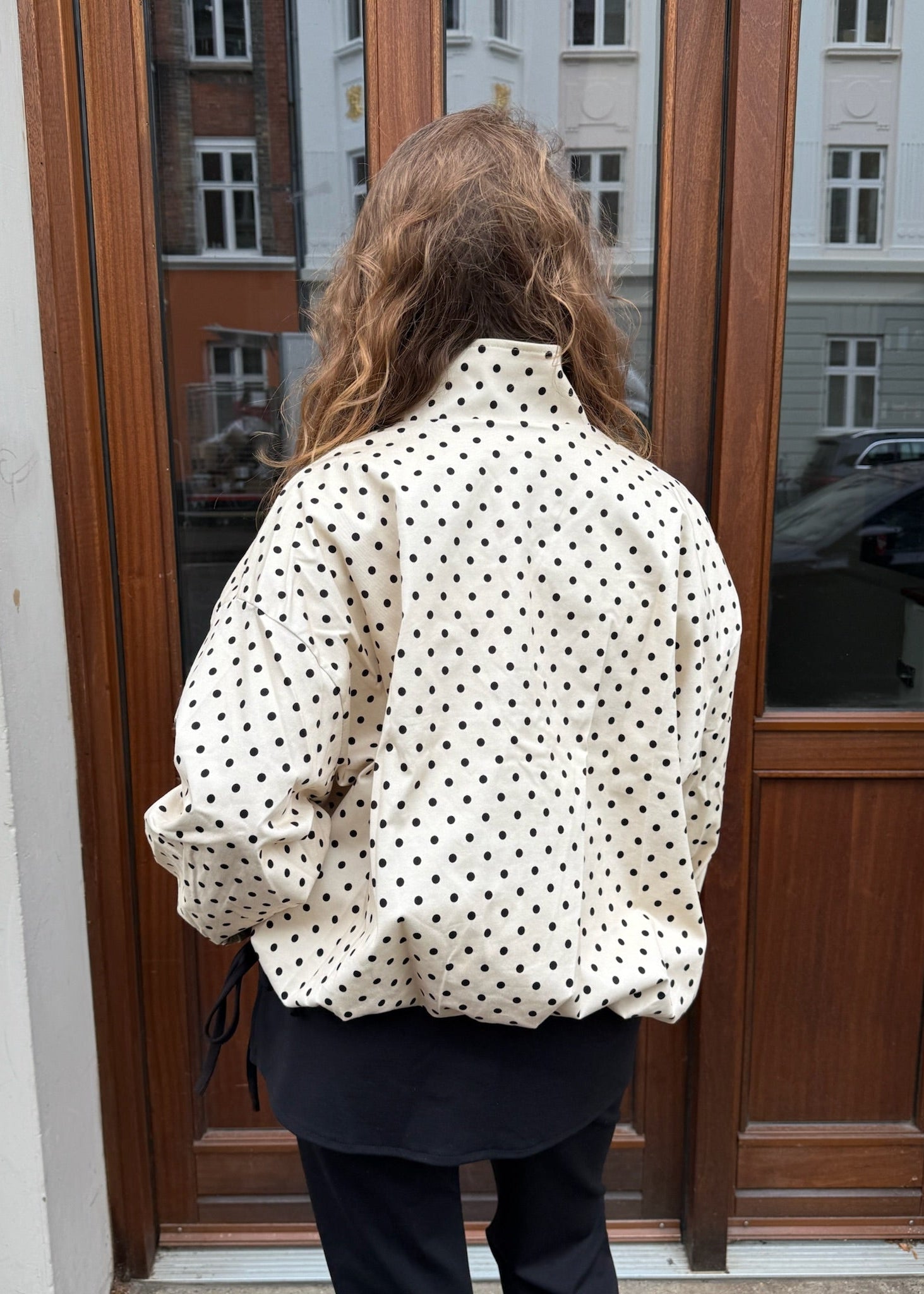 Amara Jakke med Polkaprikker - Creme/Sort - ByStenholt.dk