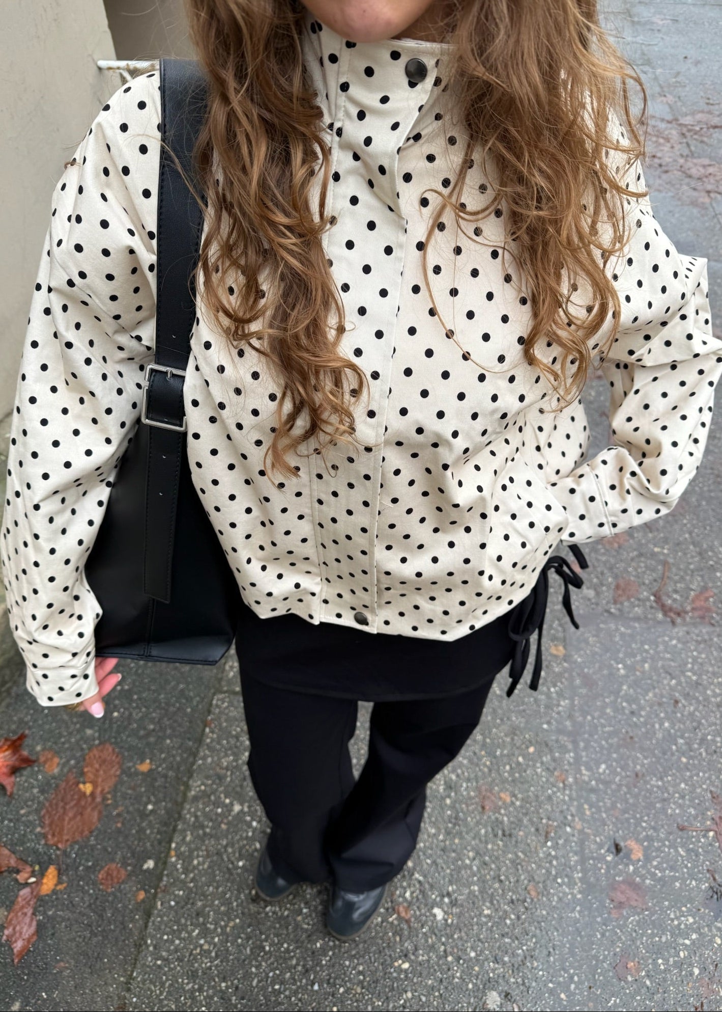 Amara Jakke med Polkaprikker - Creme/Sort - ByStenholt.dk