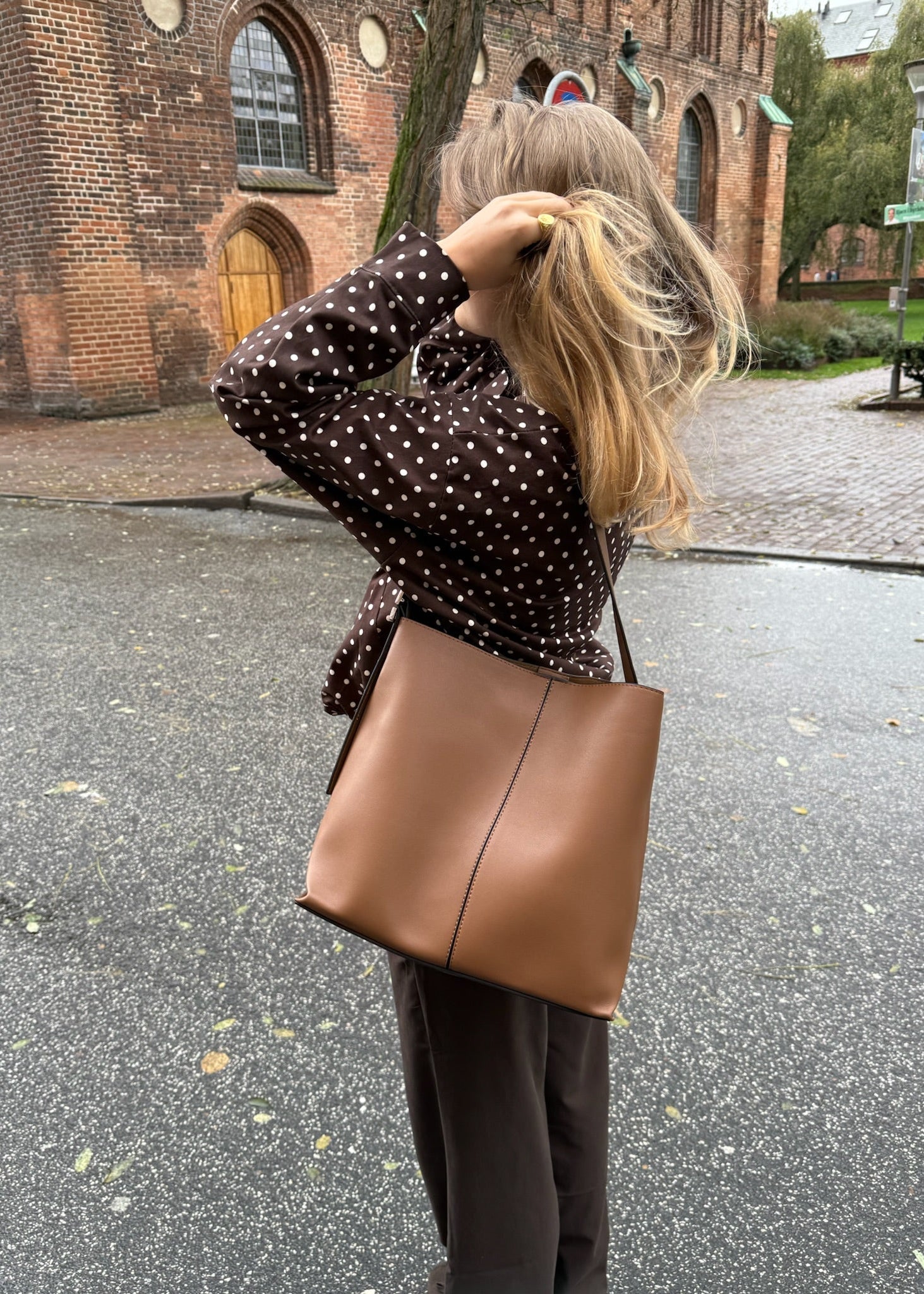 Ava Skuldertaske - Camel - ByStenholt.dk