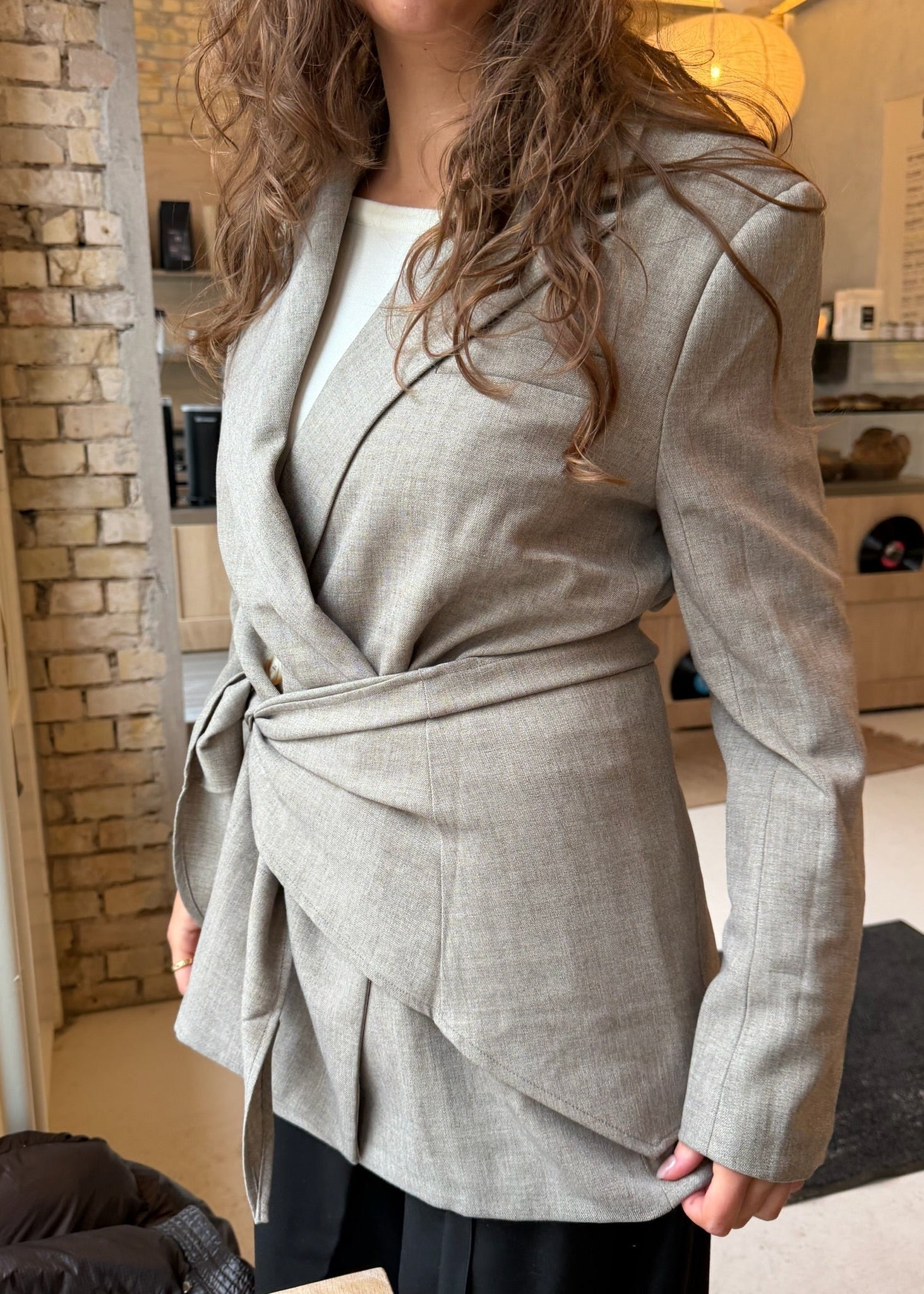 Emma Tie Blazer - Taupe - ByStenholt.dk