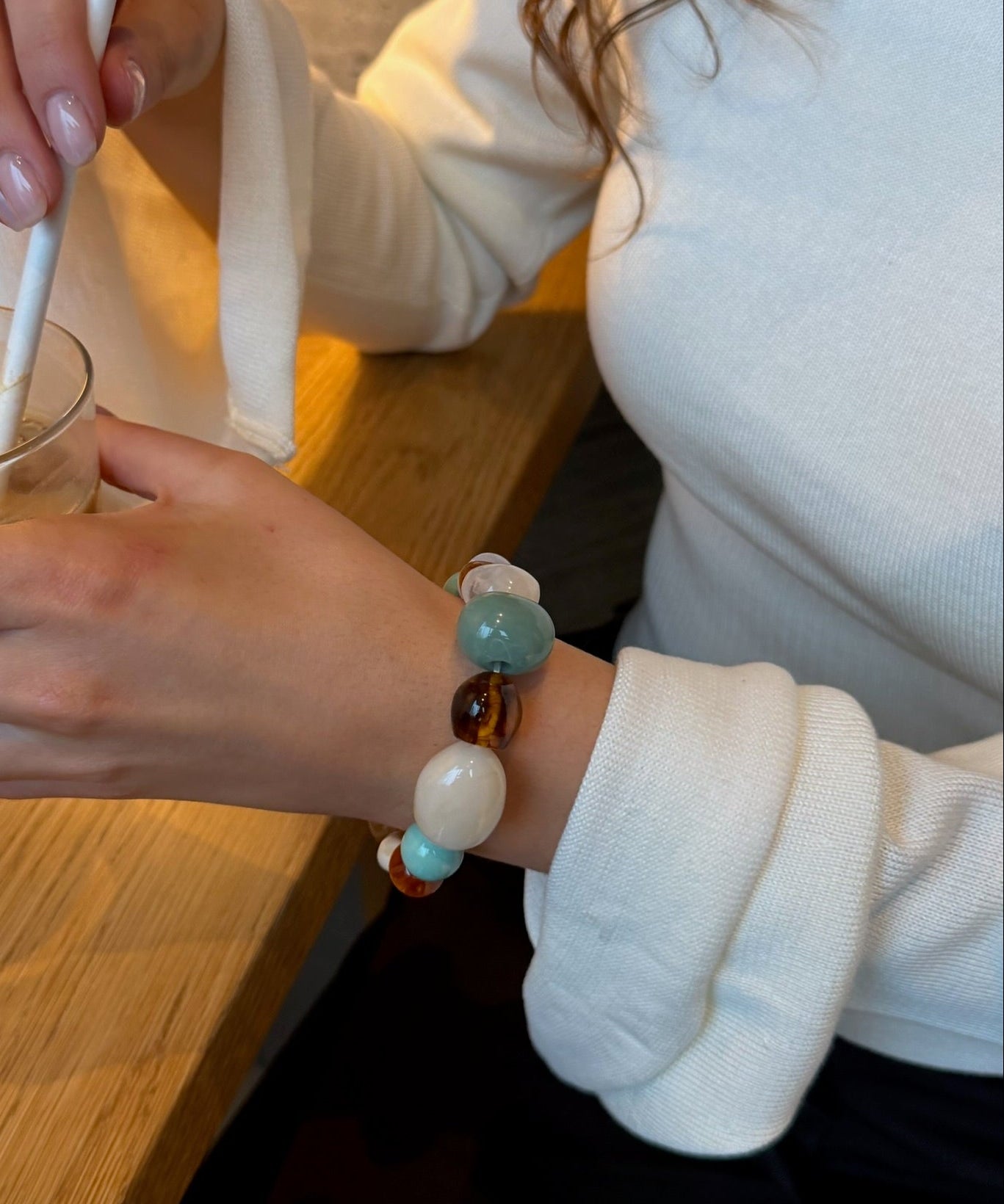 Laura Perlearmbånd - Turkis - ByStenholt.dk