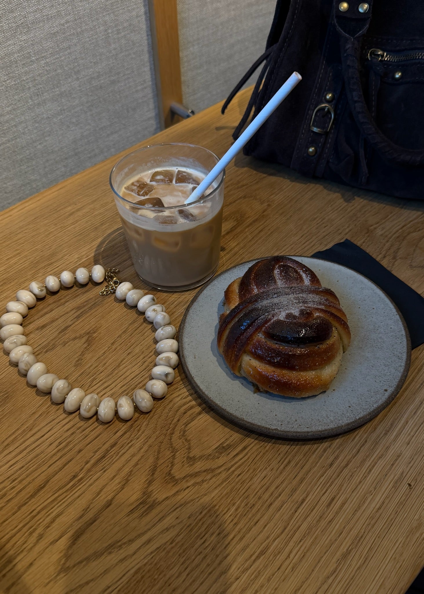 Leah Perlehalskæde - Beige - ByStenholt.dk