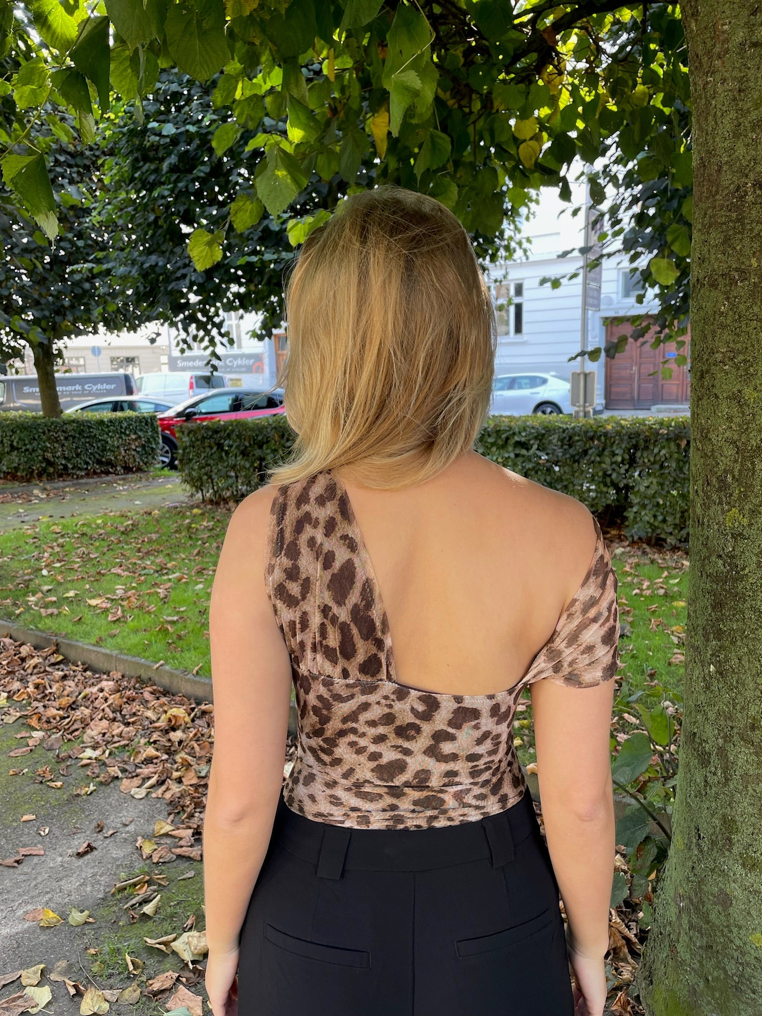 Leopard Asymmetrisk Top - ByStenholt.dk