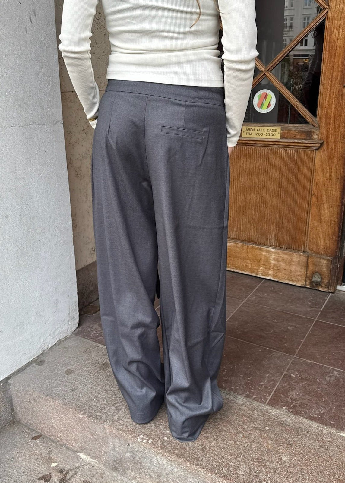 Nula Bukser med Crossover og Spænde - Mørkegrå - ByStenholt.dk