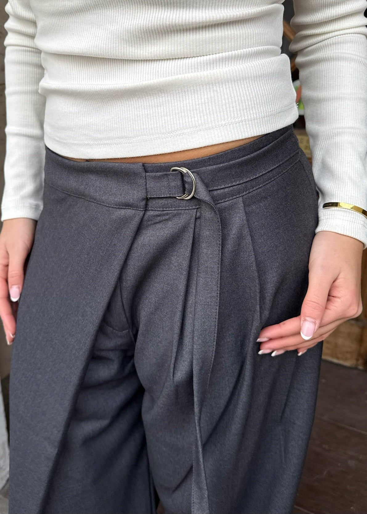 Nula Bukser med Crossover og Spænde - Mørkegrå - ByStenholt.dk