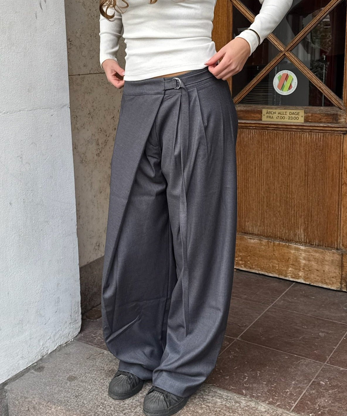 Nula Bukser med Crossover og Spænde - Mørkegrå - ByStenholt.dk