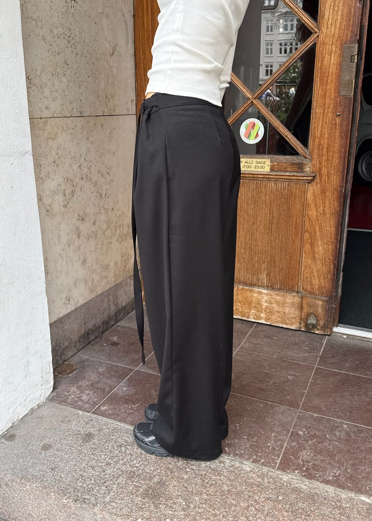 Nula Bukser med Crossover og spænde - Sort - ByStenholt.dk