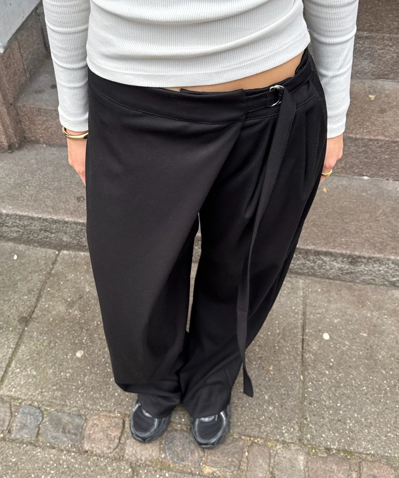 Nula Bukser med Crossover og spænde - Sort - ByStenholt.dk