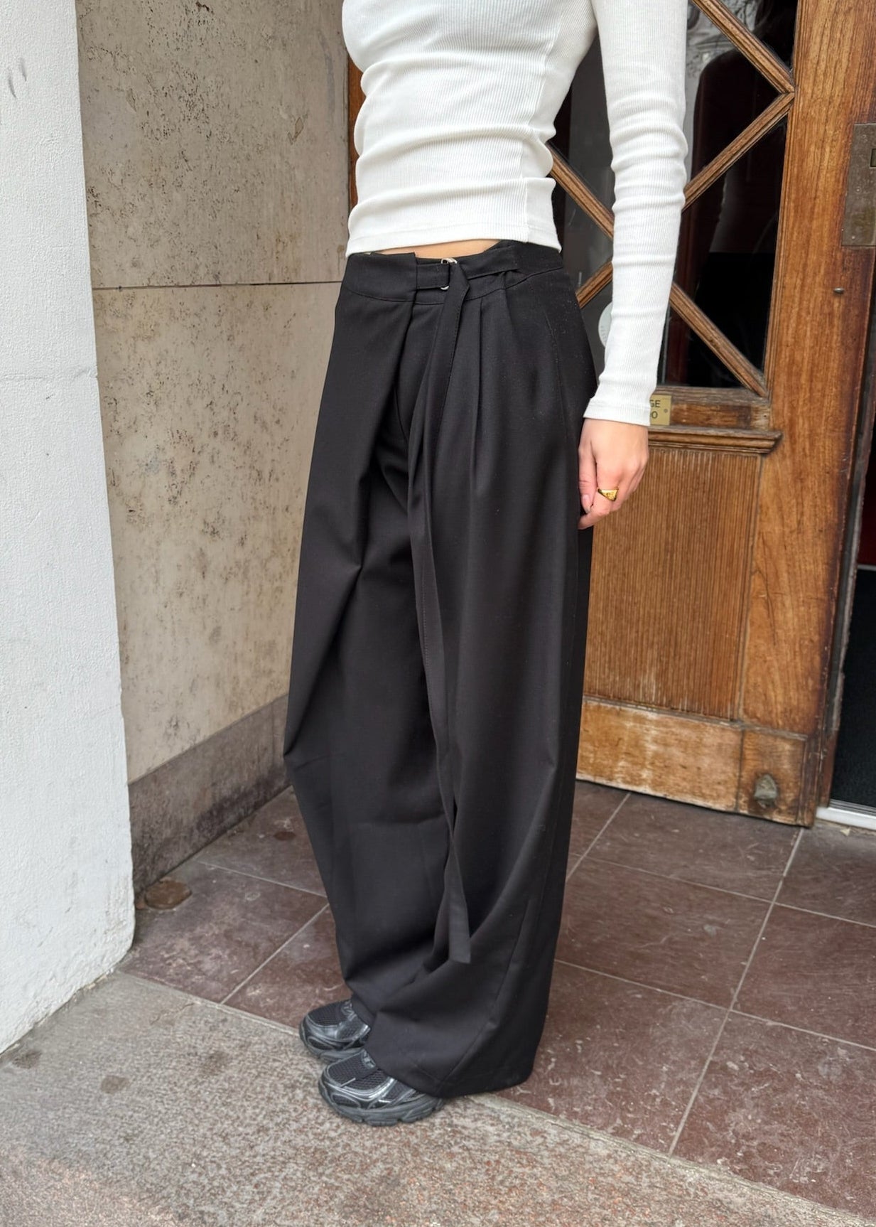 Nula Bukser med Crossover og spænde - Sort - ByStenholt.dk