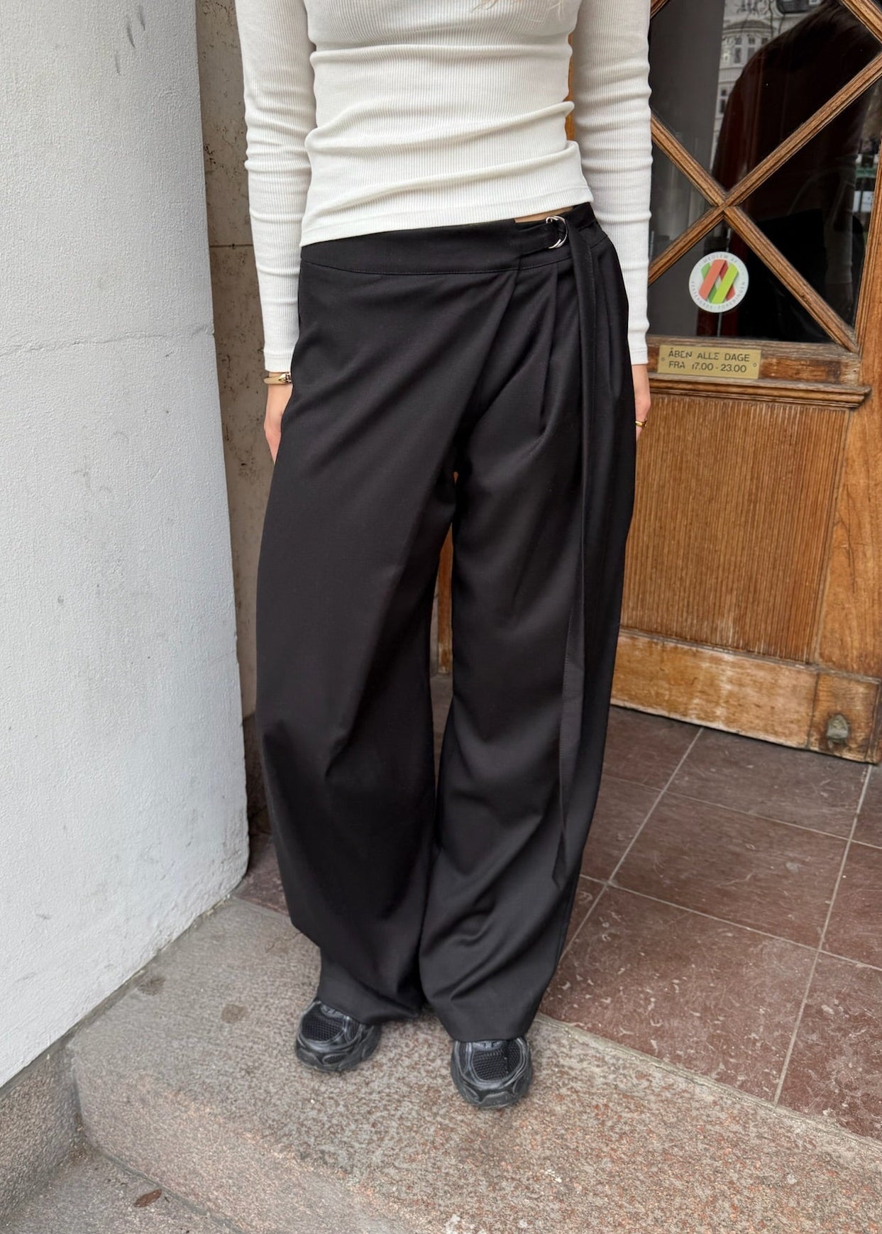 Nula Bukser med Crossover og spænde - Sort - ByStenholt.dk