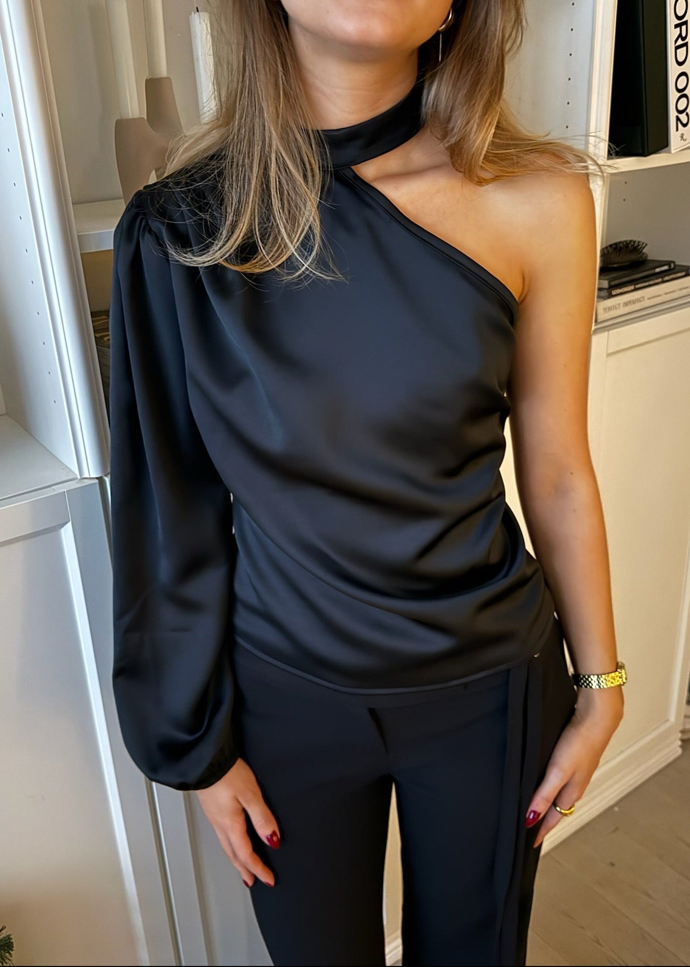 Satin One Shoulder Bluse - Sort - ByStenholt.dk
