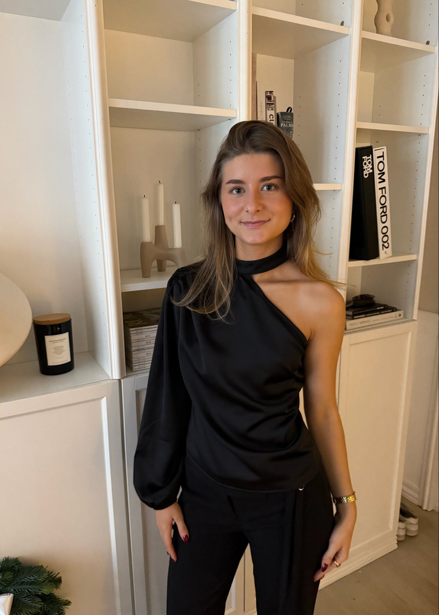 Satin One Shoulder Bluse - Sort - ByStenholt.dk