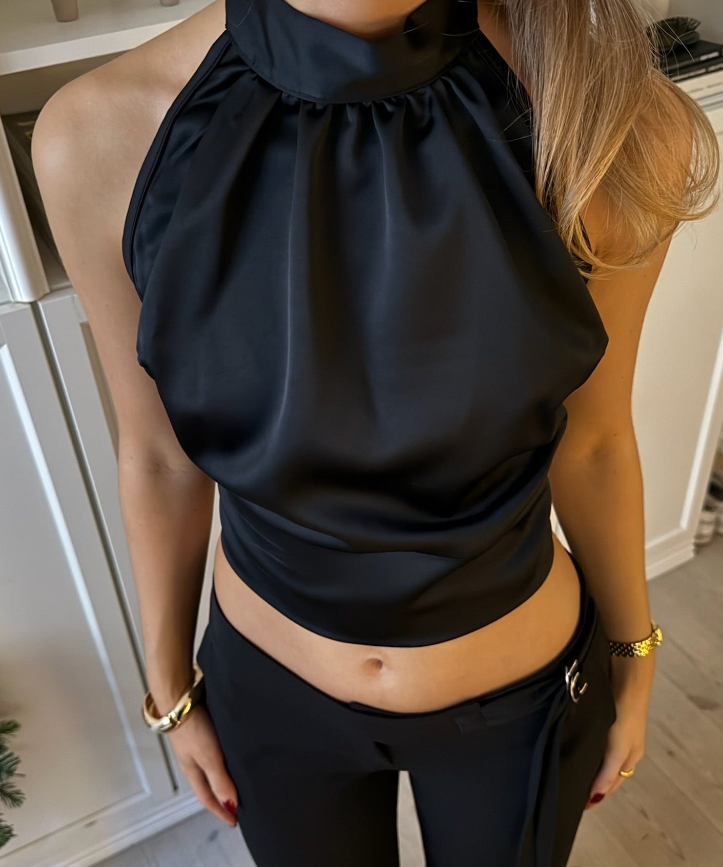 Satin Top med Åben Ryg - Sort - ByStenholt.dk