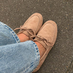 Sila Sejlersko - Suede Taupe - ByStenholt.dk