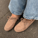 Sila Sejlersko - Suede Taupe - ByStenholt.dk