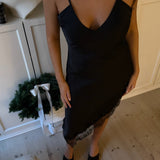 Velu Satin Kjole - Sort - ByStenholt.dk