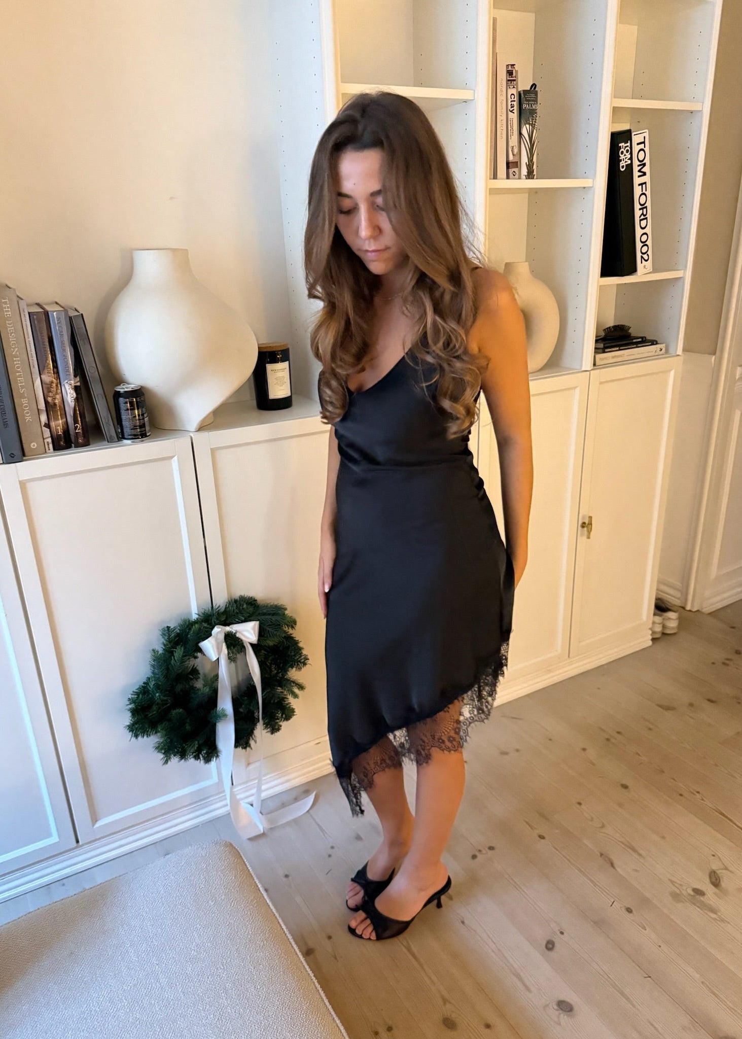 Velu Satin Kjole - Sort - ByStenholt.dk